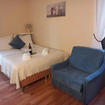 Bed & Breakfast Reveliqa - Pokoje Goscinne I Apartamenty 3*