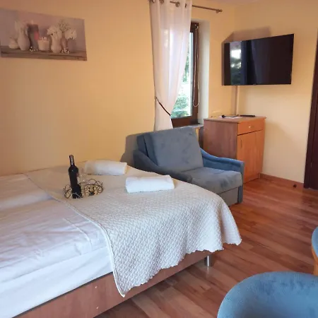 Reveliqa - Pokoje Goscinne I Apartamenty
