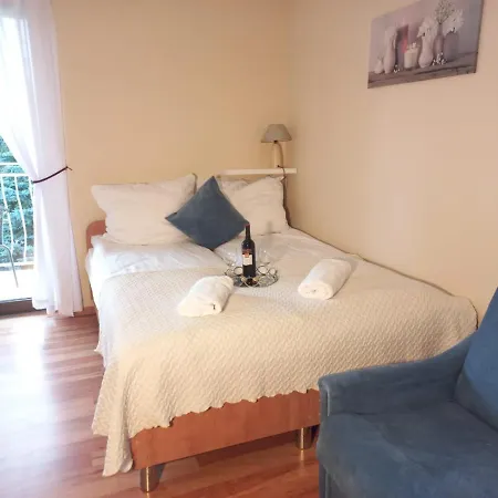 Reveliqa - Pokoje Goscinne I Apartamenty Bed & Breakfast