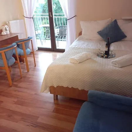 Reveliqa - Pokoje Goscinne I Apartamenty Bed & Breakfast