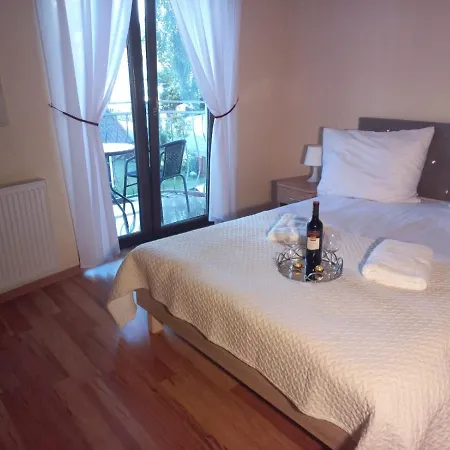 Reveliqa - Pokoje Goscinne I Apartamenty Bed & Breakfast 3*
