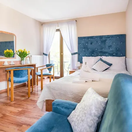 Bed & Breakfast Reveliqa - Pokoje Goscinne I Apartamenty 3*
