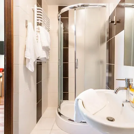 Reveliqa - Pokoje Goscinne I Apartamenty Bed & Breakfast