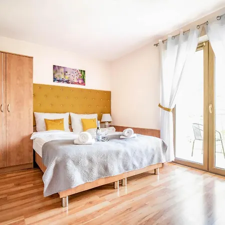 Reveliqa - Pokoje Goscinne I Apartamenty 3*