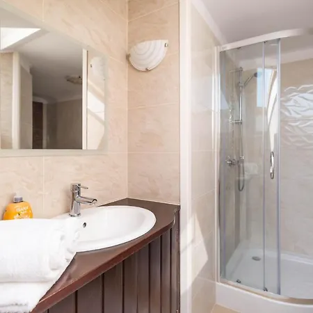 Reveliqa - Pokoje Goscinne I Apartamenty 3*