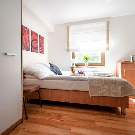 Bed & Breakfast Reveliqa - Pokoje Goscinne I Apartamenty 3*