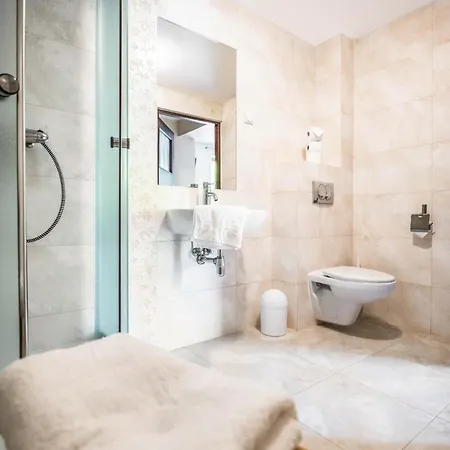 Bed & Breakfast Reveliqa - Pokoje Goscinne I Apartamenty 3*