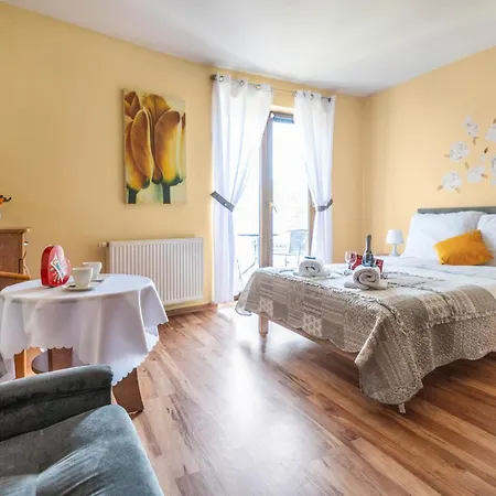 Reveliqa - Pokoje Goscinne I Apartamenty 3*