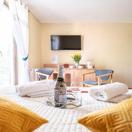 Bed & Breakfast Reveliqa - Pokoje Goscinne I Apartamenty 3*