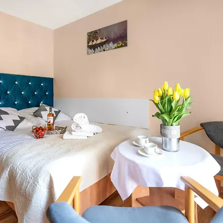 Reveliqa - Pokoje Goscinne I Apartamenty