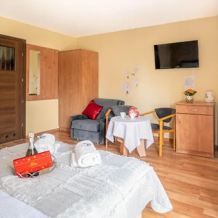 Reveliqa - Pokoje Goscinne I Apartamenty 3* Pobierowo