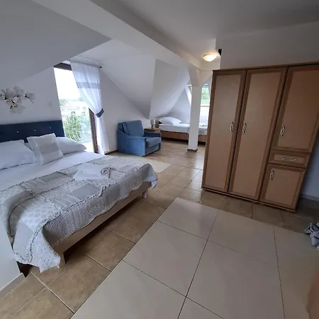 Bed & Breakfast Reveliqa - Goscinne I